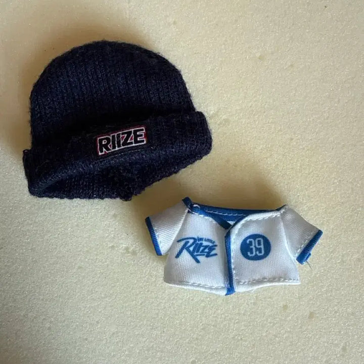 [BUNJANG] RIIZE Doll Beanie + Sungchan Little RIIZE Outfit Bundle Set / (새상품) 라이즈 인형 비니 + 송용돌이 리틀라이즈 옷 일괄 팝니다.