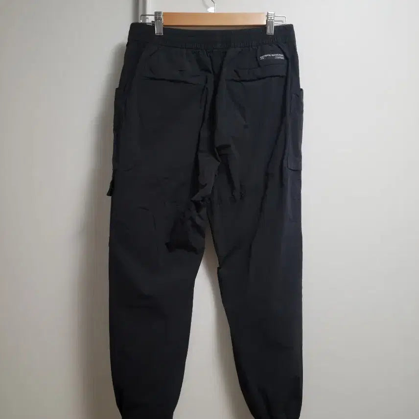 [BUNJANG] National Geographic Black Woven Cargo Jogger Pants / 내셔널지오그래픽 블랙 우븐 카고 바지