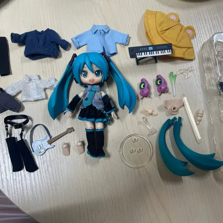 [BUNJANG] Hatsune Miku Nendoroid + Obitsu Body (Outfit Included) / 하츠네미쿠 넨도로이드+오비츠 (옷포함)