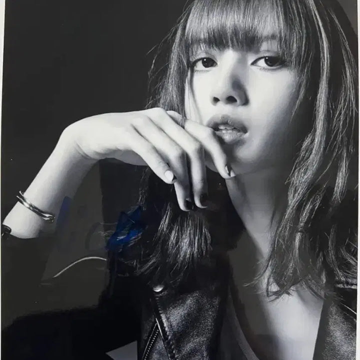 [BUNJANG] BLACKPINK Lisa Autographed Photo (20x25 inch) with COA / 블랙핑크 리사 친필 싸인 보증서 동봉 20x25