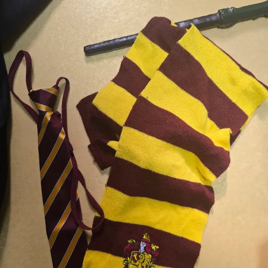 [BUNJANG] Harry Potter Graduation Photo Cosplay Costume Set with Cape, Tie, Scarf, and Wand / 해리포터 졸업사진 코스프레 의상( 망토 넥타이 목도리 지팡이 포함)