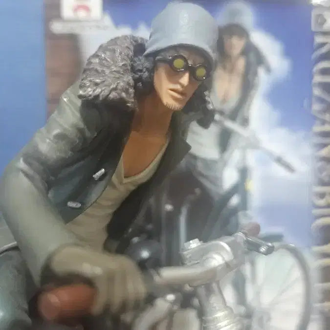 [BUNJANG] One Piece Aokiji Kuzan Bicycle Figure / 번개장터최저가 원피스 쿠잔 아오키지 자전거 피규어