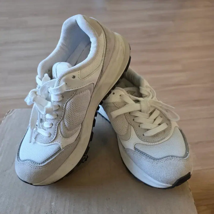 [BUNJANG] Ivory Suede Sneakers (235) / 아이보리 스웨이드 운동화 235