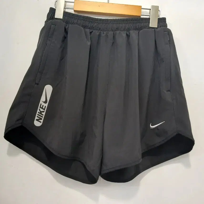 [SOLD OUT] 나이키 블랙 반바지 스우시 로고 숏츠