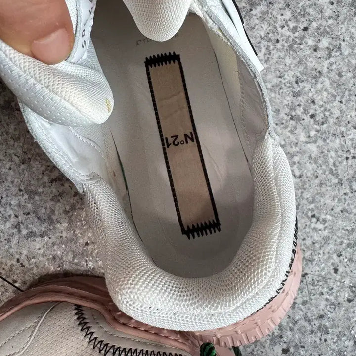 [BUNJANG] N21 White &amp; Pink Leather Sneakers with Green Laces / N21 스니커즈40