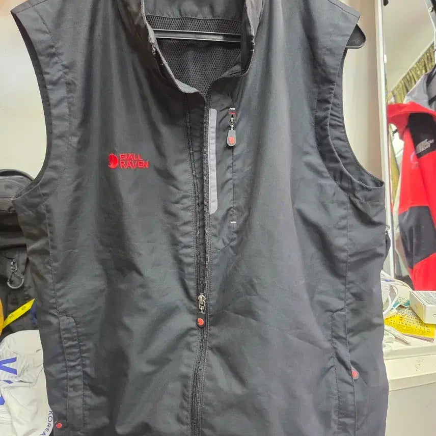[BUNJANG] Fjallraven Black Windbreaker Vest / 피엘라벤 블랙 바람막이 조끼 베스트