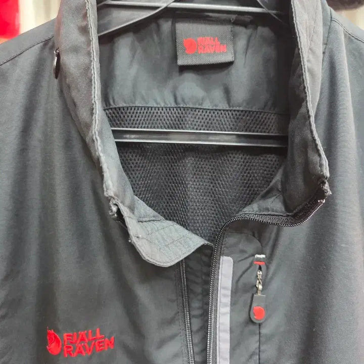 [BUNJANG] Fjallraven Black Windbreaker Vest / 피엘라벤 블랙 바람막이 조끼 베스트