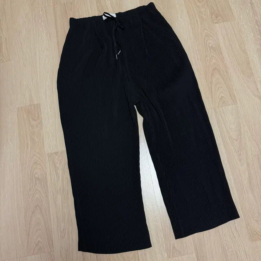 [SOLD OUT] AKEPT 아켑트 플리츠 와이드 팬츠 블랙 F 한번도안입음