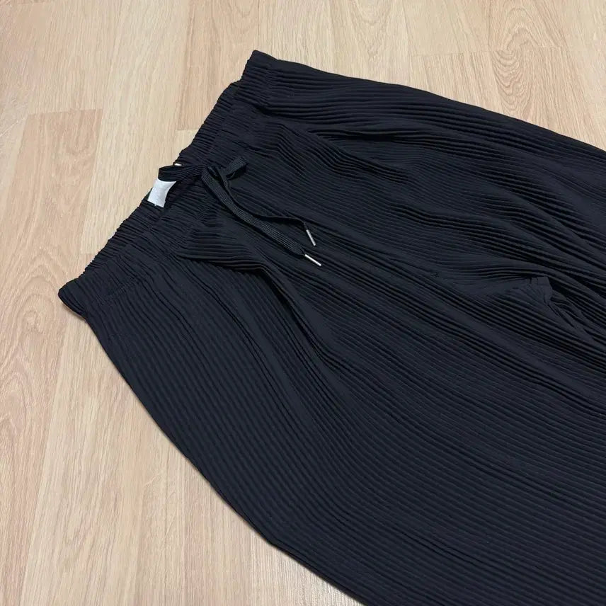 [SOLD OUT] AKEPT 아켑트 플리츠 와이드 팬츠 블랙 F 한번도안입음