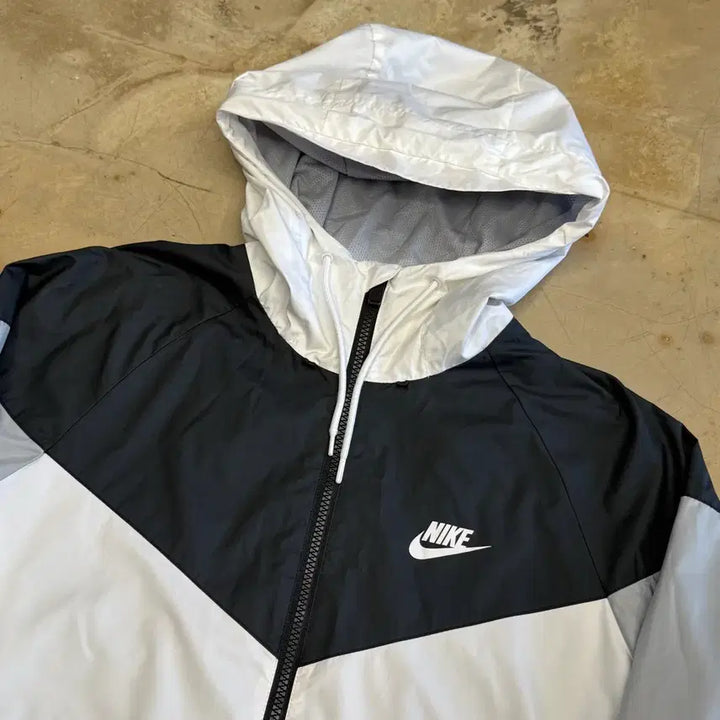 [BUNJANG] Nike Windrunner Jacket (Size M) / M 나이키 윈드러너 바람막이