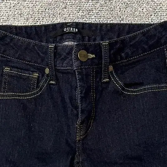 [BUNJANG] Guess Navy Triangle Logo Dark Wash Denim Pants (26) / 게스 네이비 삼각 로고 진청 데님팬츠 64(26)