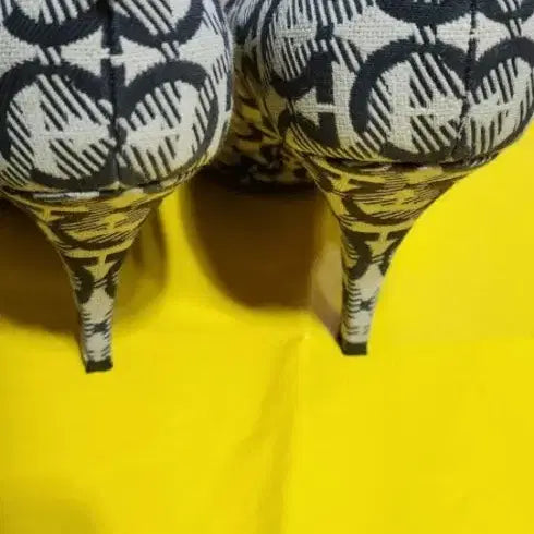 [BUNJANG] Salvatore Ferragamo Gancini Logo Pattern Heels / 페라가모 로고 패턴 여성 간치니구두245~250