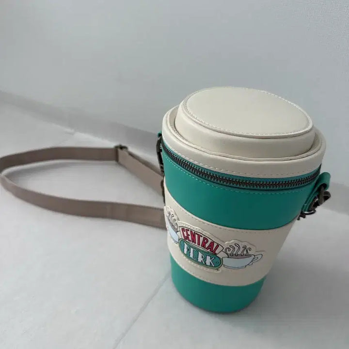 [BUNJANG] Loungefly Friends Central Perk Coffee Cup Crossbody Bag / 미드 프렌즈 센트럴퍼크 투고 커피컵 크로스바디백