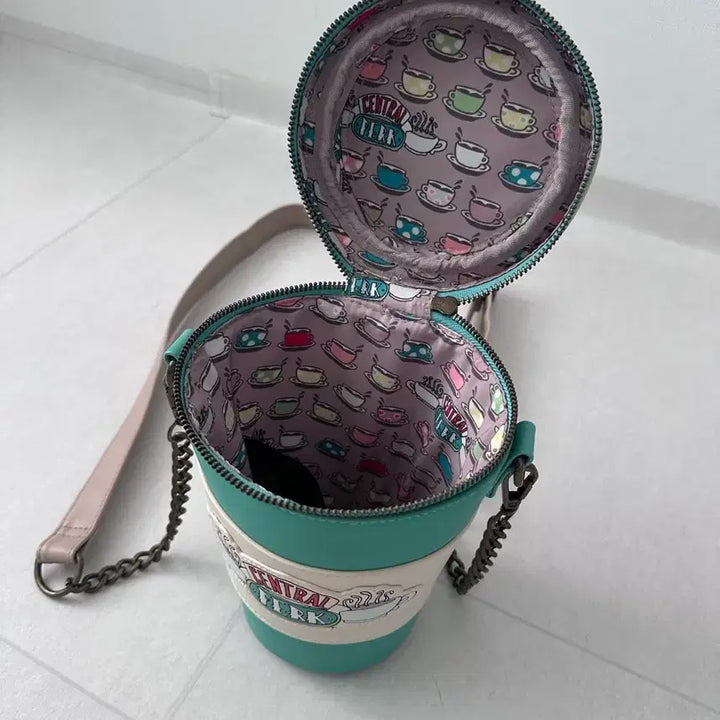 [BUNJANG] Loungefly Friends Central Perk Coffee Cup Crossbody Bag / 미드 프렌즈 센트럴퍼크 투고 커피컵 크로스바디백