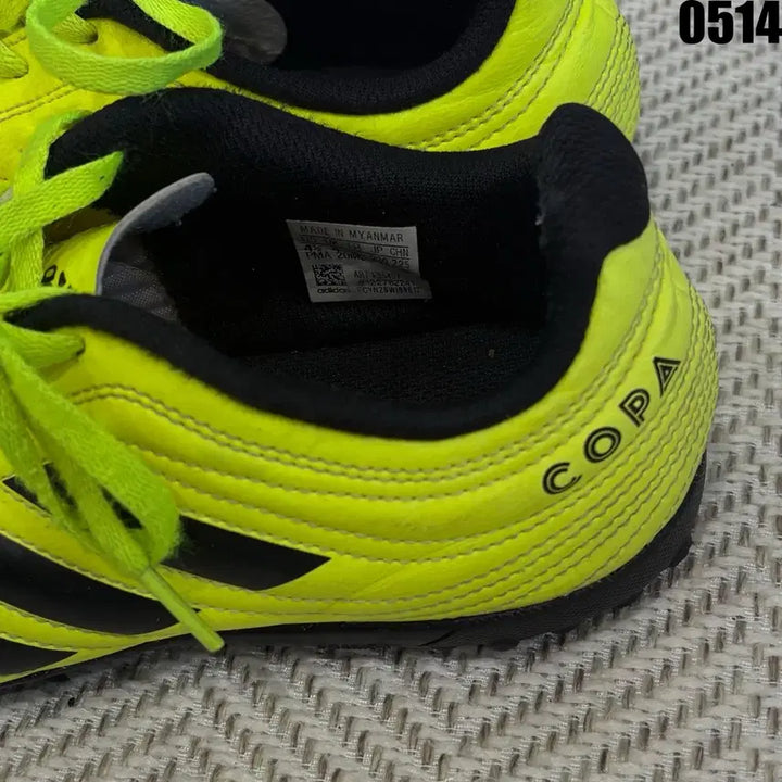 [BUNJANG] Adidas Fluorescent Soccer Cleats 225 / 아디다스 형광색 축구화 225