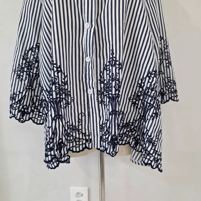 [BUNJANG] 8seconds Striped Embroidered Blouse Free Size / 8세컨즈 스트라이프 자수 블라우스 free