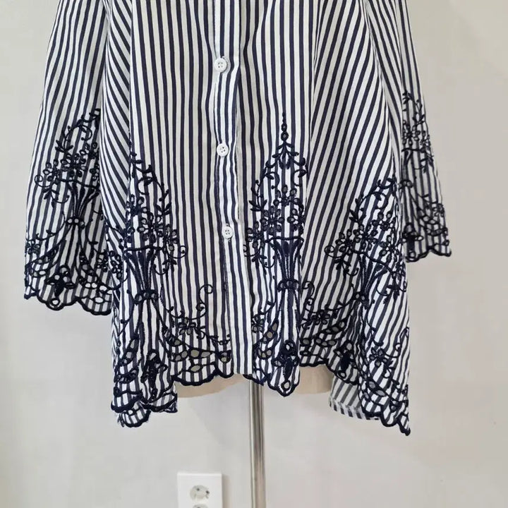 [BUNJANG] 8seconds Striped Embroidered Blouse Free Size / 8세컨즈 스트라이프 자수 블라우스 free
