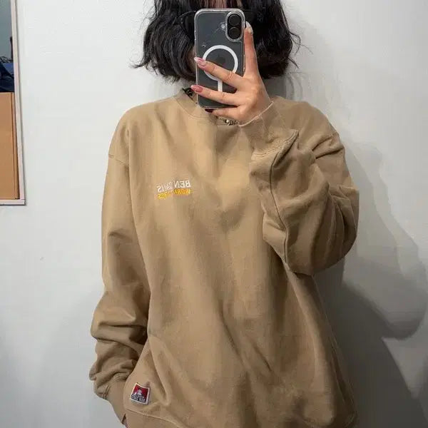 [BUNJANG] BEN DAVIS Back Print Crewneck Sweatshirt Beige / L 벤 데이비스 백 프린트 크루넥 스웨트셔츠 맨투맨 베이지