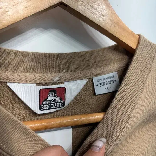 [BUNJANG] BEN DAVIS Back Print Crewneck Sweatshirt Beige / L 벤 데이비스 백 프린트 크루넥 스웨트셔츠 맨투맨 베이지