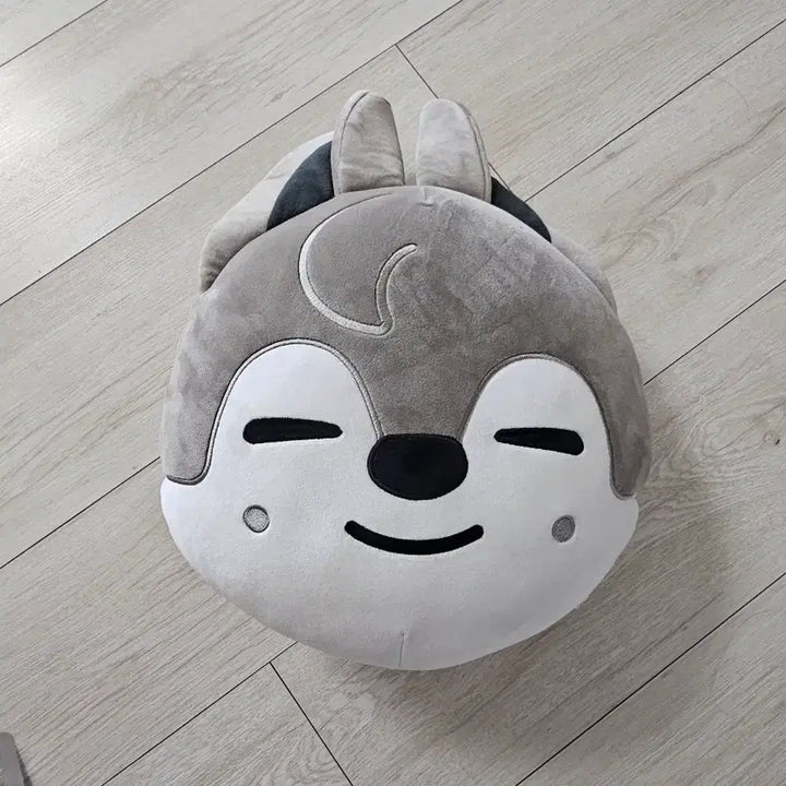 [BUNJANG] Stray Kids Wolf Chan Plush Cushion Bang Chan Official Goods / 스트레이키즈 스키즈 스키주 울프찬 플러시 쿠션 미사용 방찬 공식굿즈