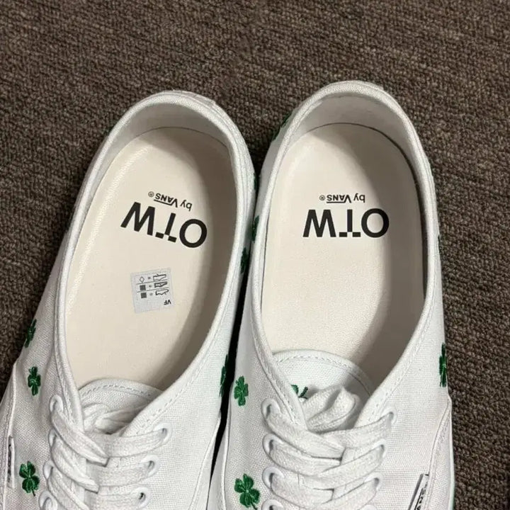 [BUNJANG] Vans Authentic 44 Clover Embroidery Jolly Green / 반스 어센틱 44 자수 졸리그린 285