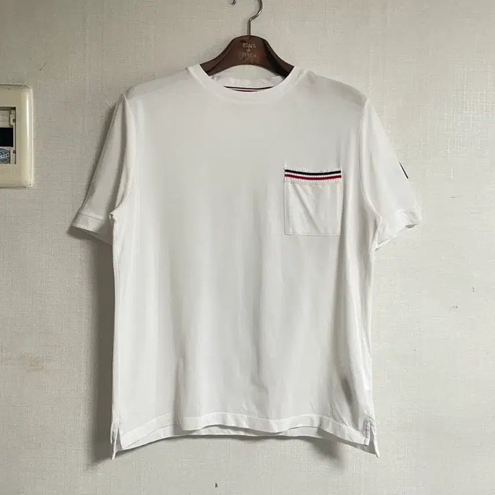 [BUNJANG] Moncler White Three-Stripe Pocket T-Shirt (L) / 몽클레어 화이트 삼선 포켓 반팔티 L