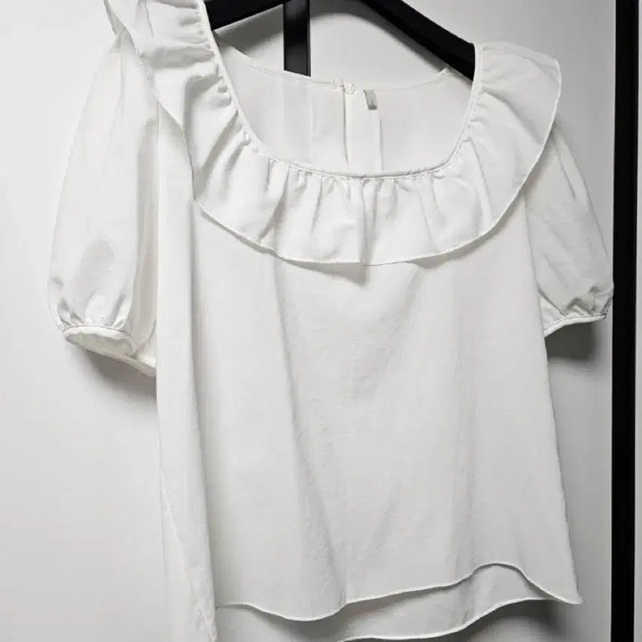 [BUNJANG] Frill Neckline Blouse / 프릴 예쁜 블라우스