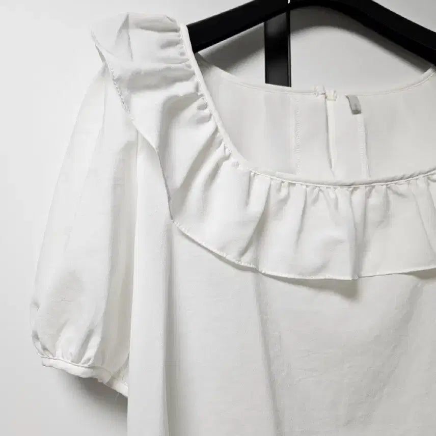 [BUNJANG] Frill Neckline Blouse / 프릴 예쁜 블라우스