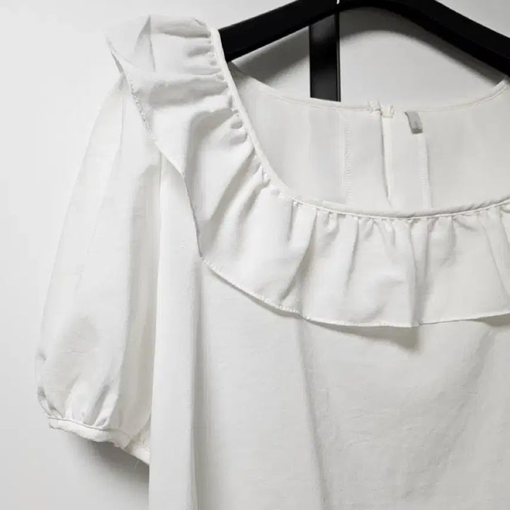 [BUNJANG] Frill Neckline Blouse / 프릴 예쁜 블라우스