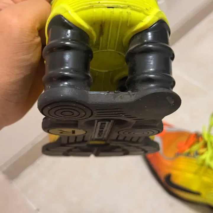 [BUNJANG] Nike Martine Rose Shox R4 Yellow US 9.5 / 마틴로즈 나이키 샥스 275 옐로우