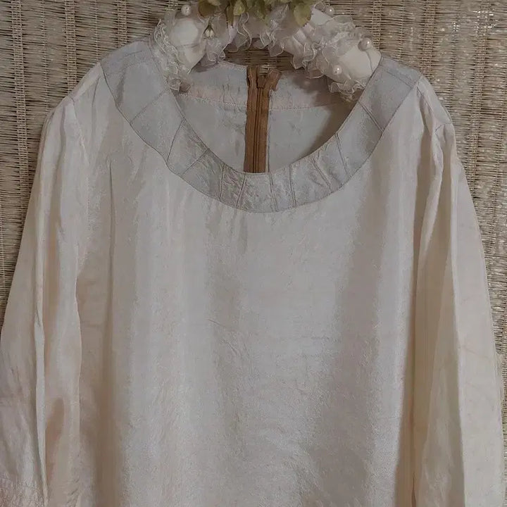 [BUNJANG] Natural Dye Rayon Ivory Leaf Pattern Blouse / 천연염색 인견 아이보리 잎사귀 패턴