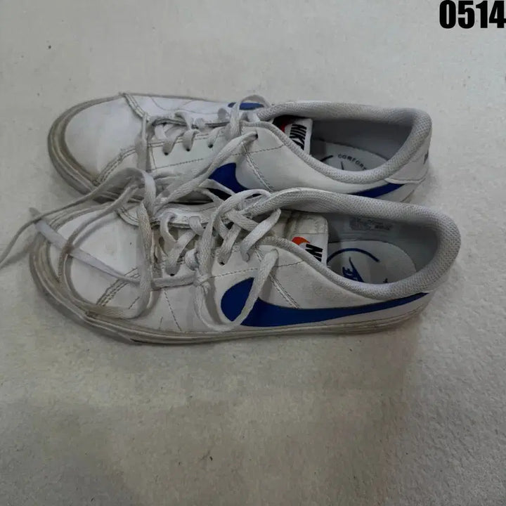 [BUNJANG] Nike White/Blue Sneakers / 나이키 흰/파 운동화 240