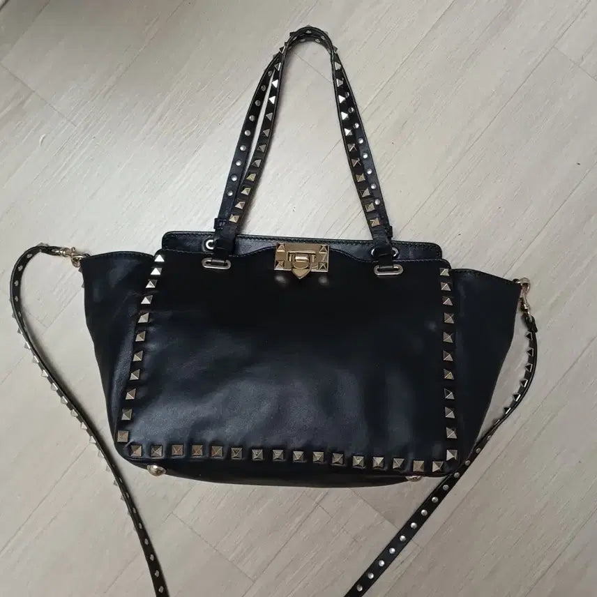 [BUNJANG] Valentino Rockstud Black Leather Tote Bag / 정품 발렌티노 락스터드 블랙 토트백