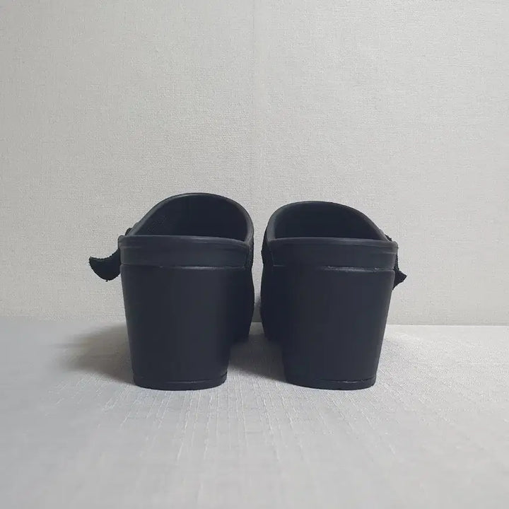 [BUNJANG] Crocs Sarah Buckled Heel Clogs Black / 240mm 크록스 사라 벨티드 힐 클로그 블랙