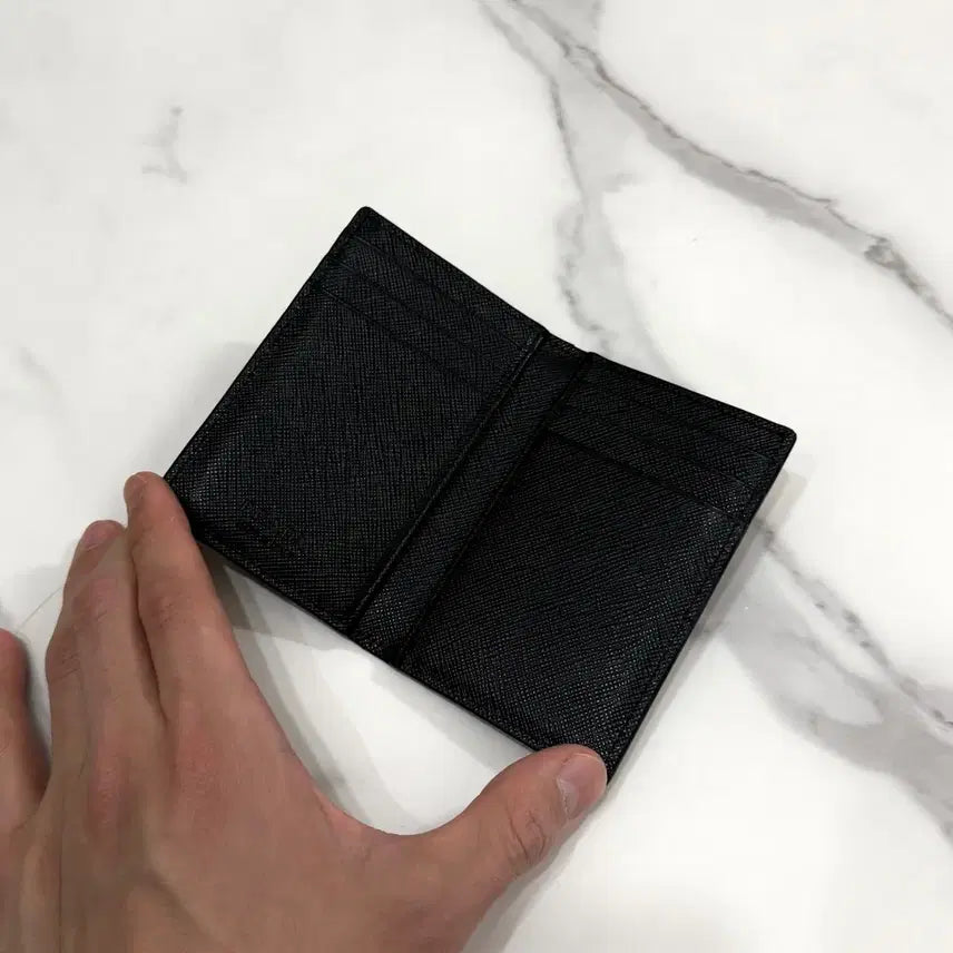 [BUNJANG] PRADA Saffiano Leather Metal Logo Flap Card Wallet / 프라다 사피아노 레더 메탈로고 플랩 카드지갑 반지갑 2MC101