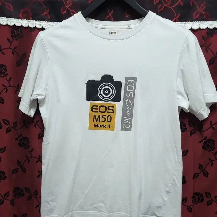 [BUNJANG] Uniqlo White Short Sleeve T-Shirt / 유니클로  반팔티      흰색 EOS M50 Mark II