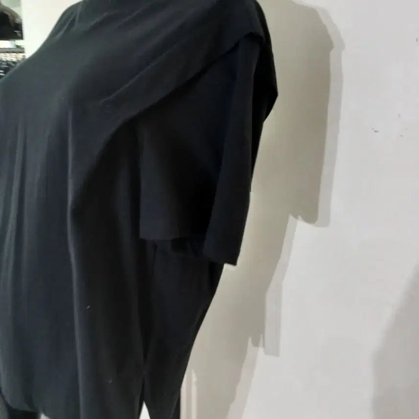 [BUNJANG] Guhho Black Point Asymmetric T-Shirt Free Size / 022 구호 백포인트 언발 티 Free