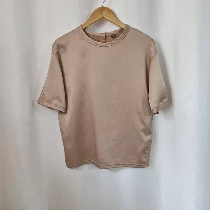 [BUNJANG] Vera Wang Satin Short Sleeve Blouse Beige Size 66 / 베라왕 새틴 블라우스 베이지 반팔 66사이즈