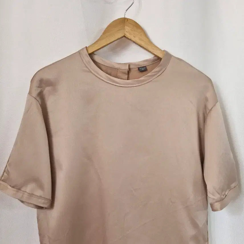 [BUNJANG] Vera Wang Satin Short Sleeve Blouse Beige Size 66 / 베라왕 새틴 블라우스 베이지 반팔 66사이즈