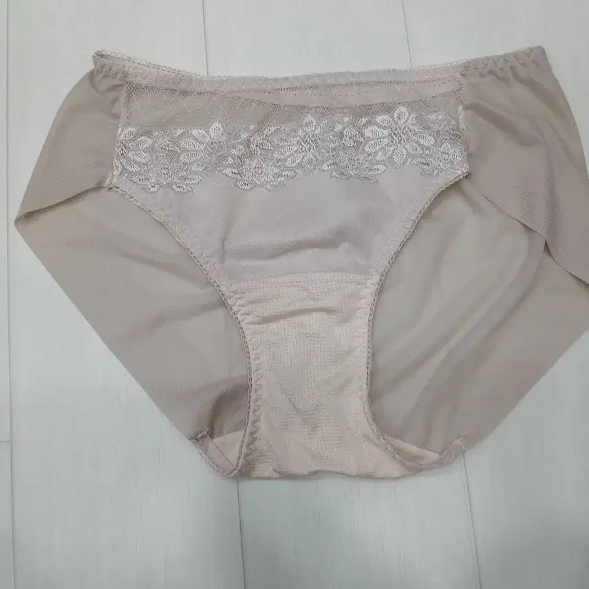 [BUNJANG] Lace Trimmed Women&