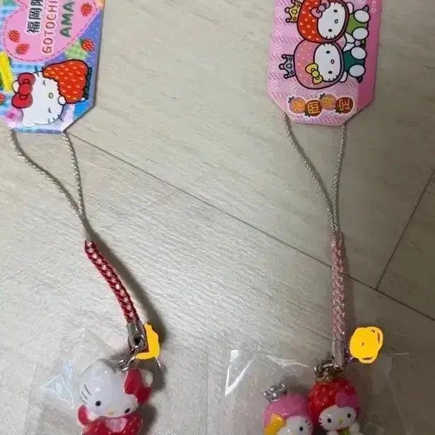 [BUNJANG] Classic Kitty Strawberry Strap / 고전 키티 딸기 스트랩
