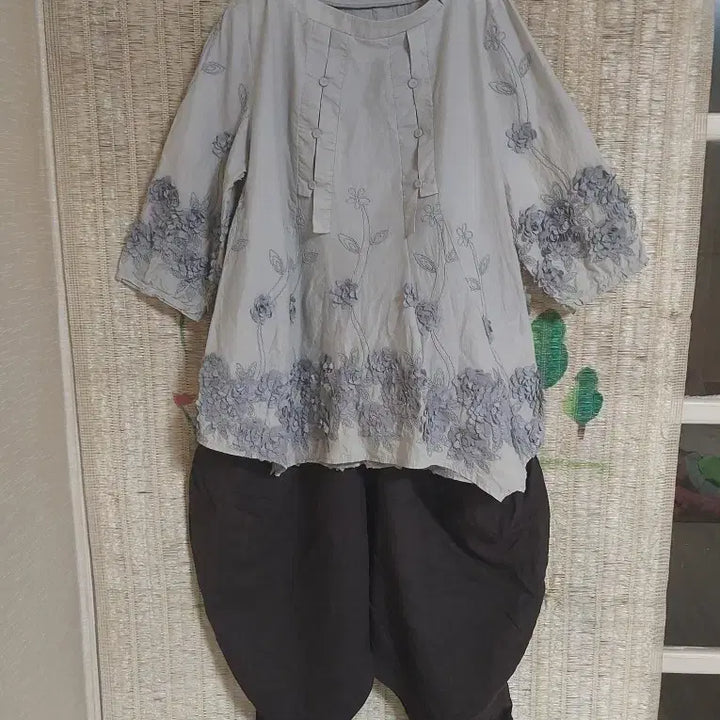 [BUNJANG] Light Blue Floral Embroidered Blouse and Baggy Pants Set / 하늘색 꽃 자수 블라우스 + 배기 팬츠 세트