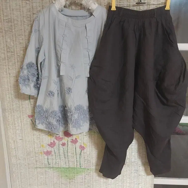 [BUNJANG] Light Blue Floral Embroidered Blouse and Baggy Pants Set / 하늘색 꽃 자수 블라우스 + 배기 팬츠 세트