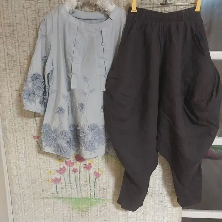 [BUNJANG] Light Blue Floral Embroidered Blouse and Baggy Pants Set / 하늘색 꽃 자수 블라우스 + 배기 팬츠 세트
