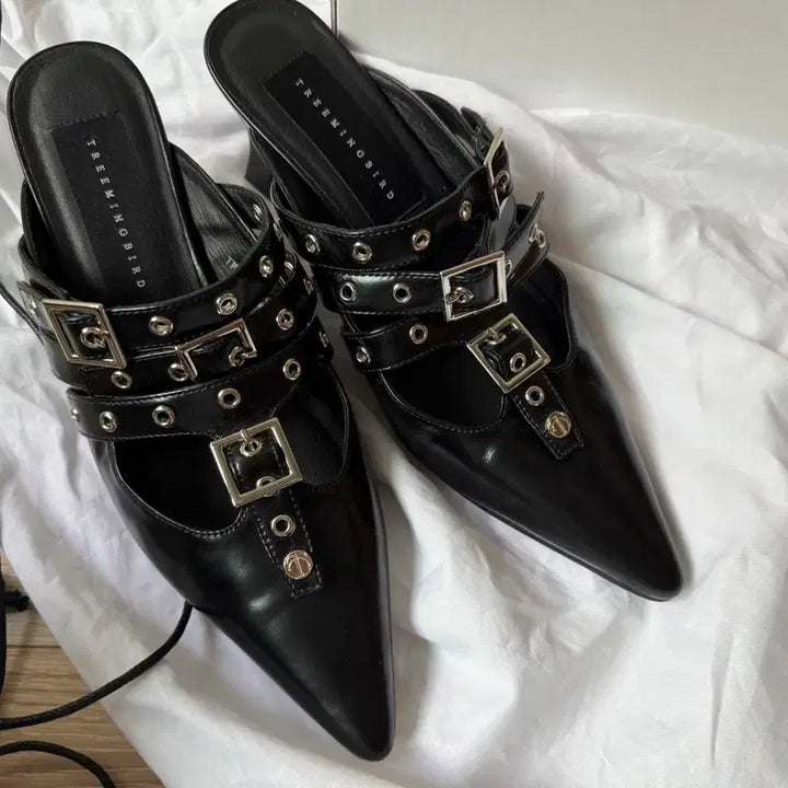 [BUNJANG] Trimming Bird Eyelet Buckle Mules Black / 트리밍버드 구두 Eyelet Buckle Mules [ Black ]