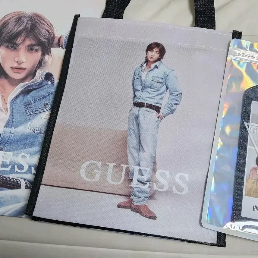 [BUNJANG] GUESS Hyunjin Tartan Bag Small + Lookbook + Keyring / GUESS 현진 타포린백 소사이즈 + 룩북 + 키링