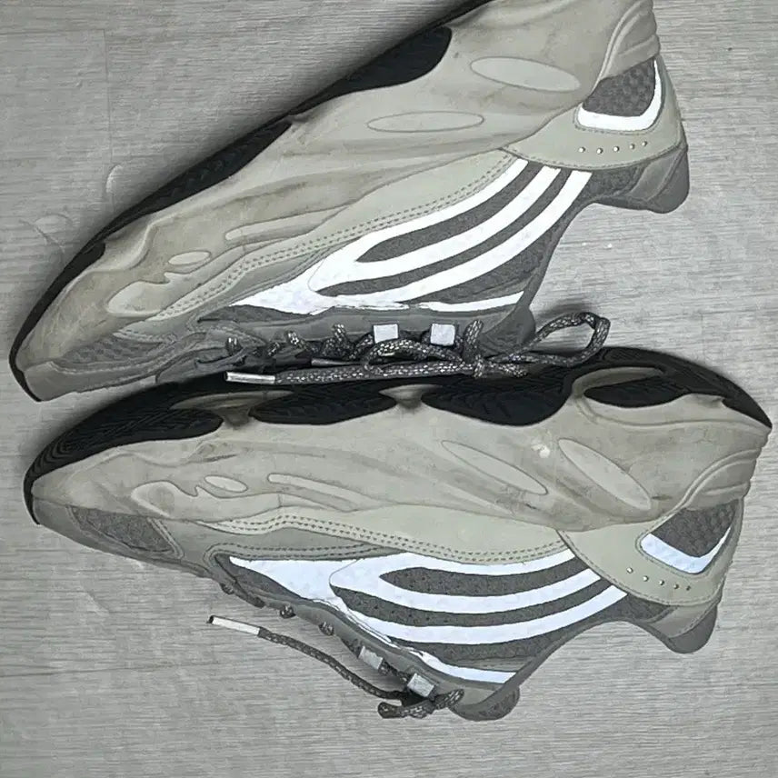 [BUNJANG] Adidas Yeezy 700 V2 Static Sneakers / 이지 700 V2 스태틱 265