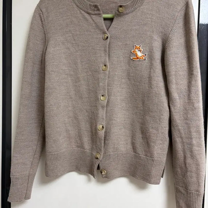 [BUNJANG] Maison Kitsuné 23SS Chilax Fox Patch Wool Cardigan Beige Melange XS / 착샷)메종키츠네 23SS 칠랙스폭스 패치 울 가디건 베이지멜란지 xs