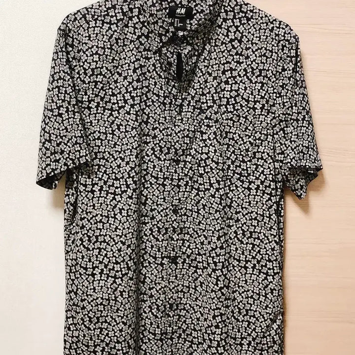 [BUNJANG] H&amp;M Floral Shirt / H&amp;M Black &amp; White 플로럴 셔츠 90사이즈
