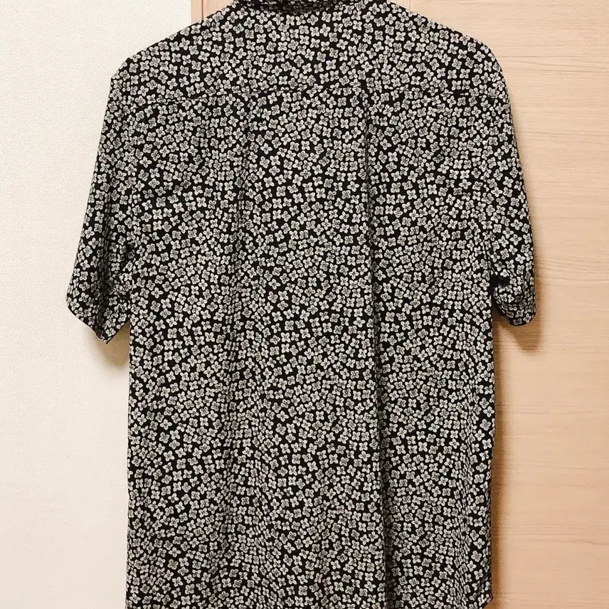 [BUNJANG] H&amp;M Floral Shirt / H&amp;M Black &amp; White 플로럴 셔츠 90사이즈